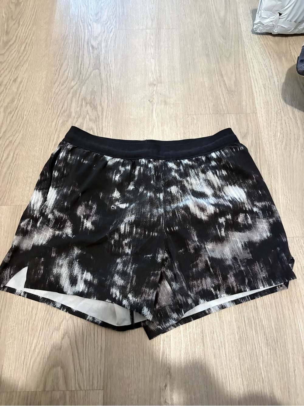NWOT All in Motion Men's Brief Liner Zip Pocket Run Shorts 5" Inseam Sz: L
